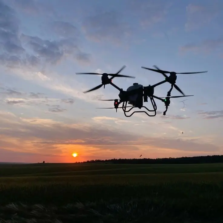 Drone agrícola em operação sobre lavoura