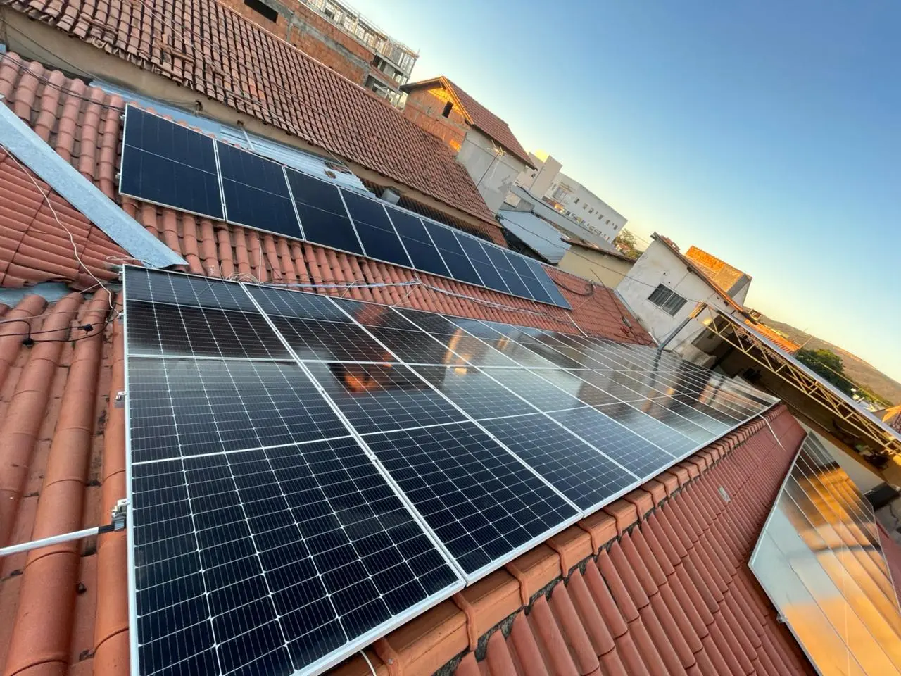 Painéis solares instalados em telhado residencial
